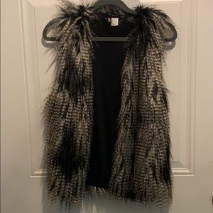 Trendy Pre-Owned H&M Fur Vest Divided Sz 4